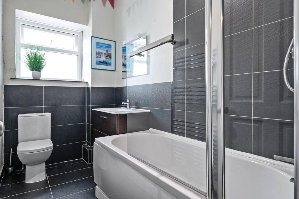Pendennis - Bright Victorian Flat, Sea Views & Close To Beach Falmouth Exteriör bild